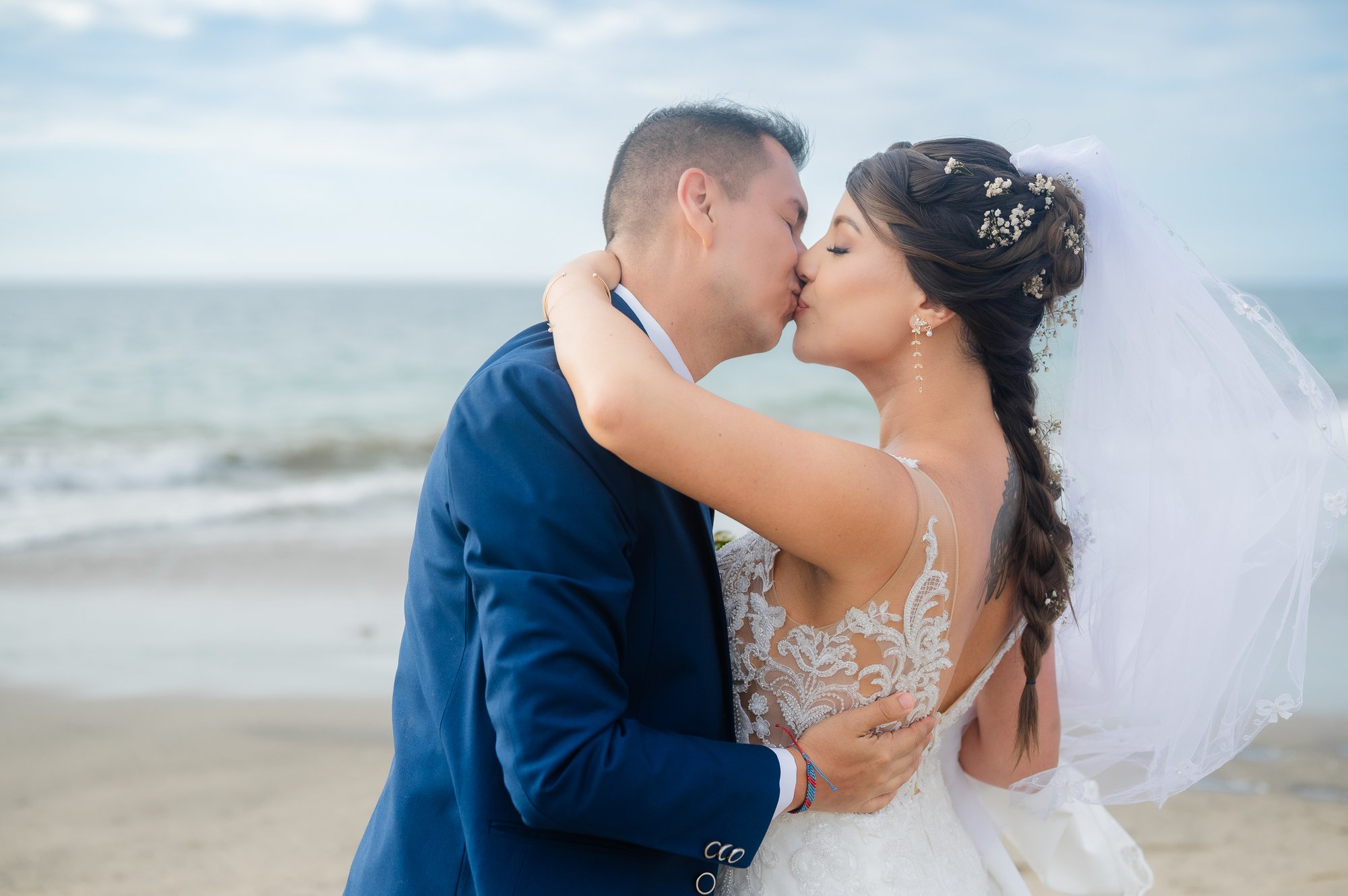 Nathaly & Luis — beso en la playa