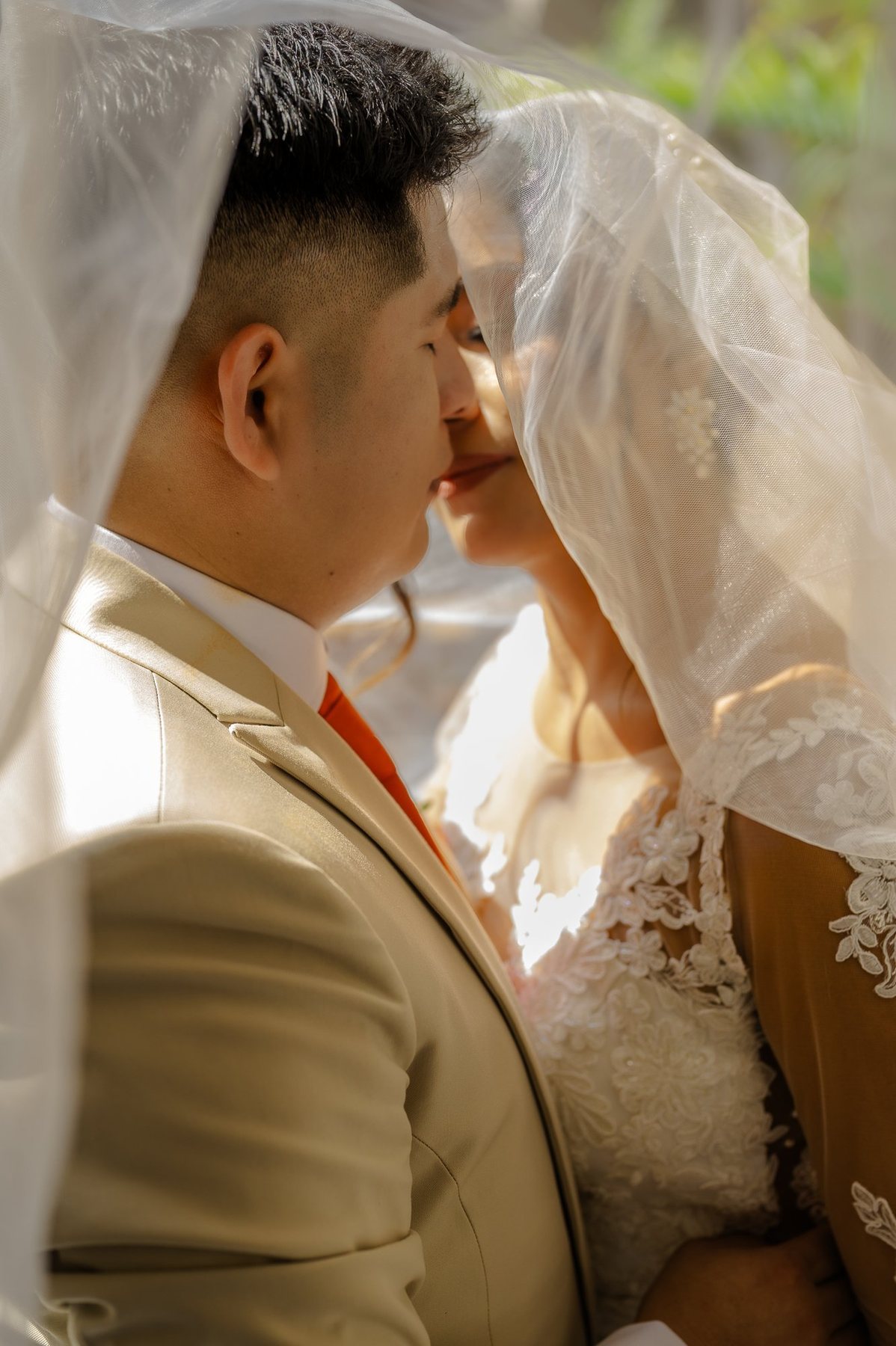 Pareja de novios en un abrazo íntimo bajo el velo, boda en Piura